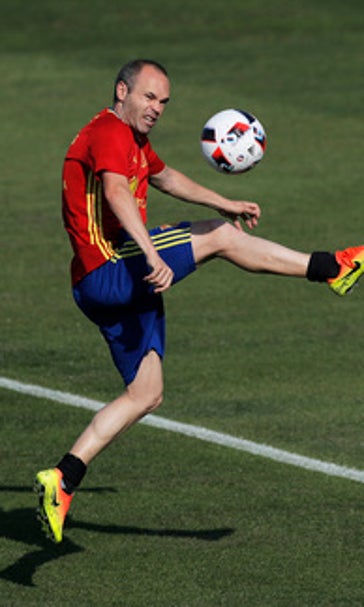 Spain’s golden generation gets 1 last shot at glory